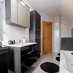 Sunny Weekend Sauna House - Happy