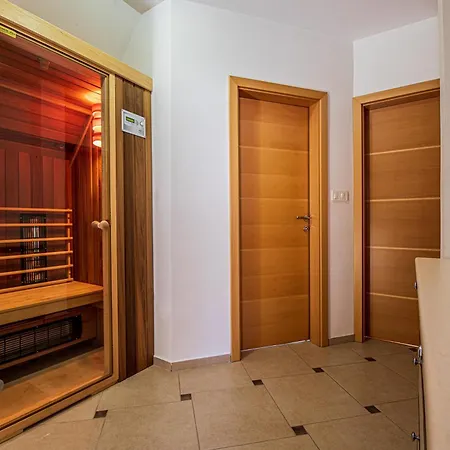 Sunny Weekend Sauna House - Happy *