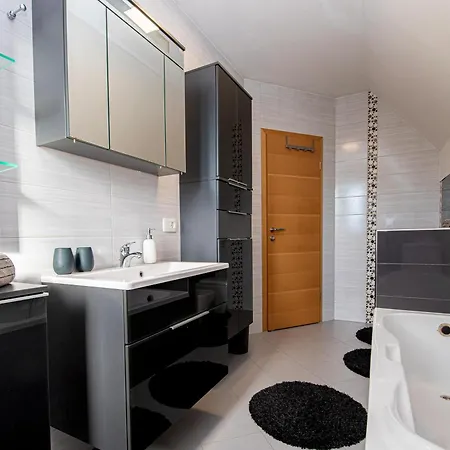 Sunny Weekend Sauna House - Happy