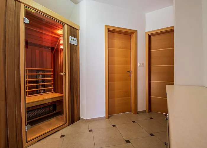 Sunny Weekend Sauna House - Happy *